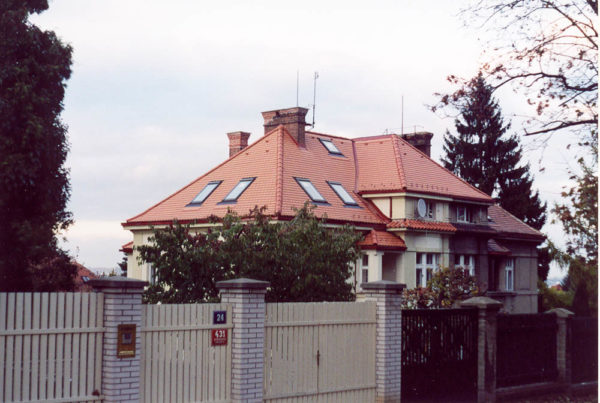 Tondach Bobrovka režná, střešní okna Velux - Střešovická, Praha
